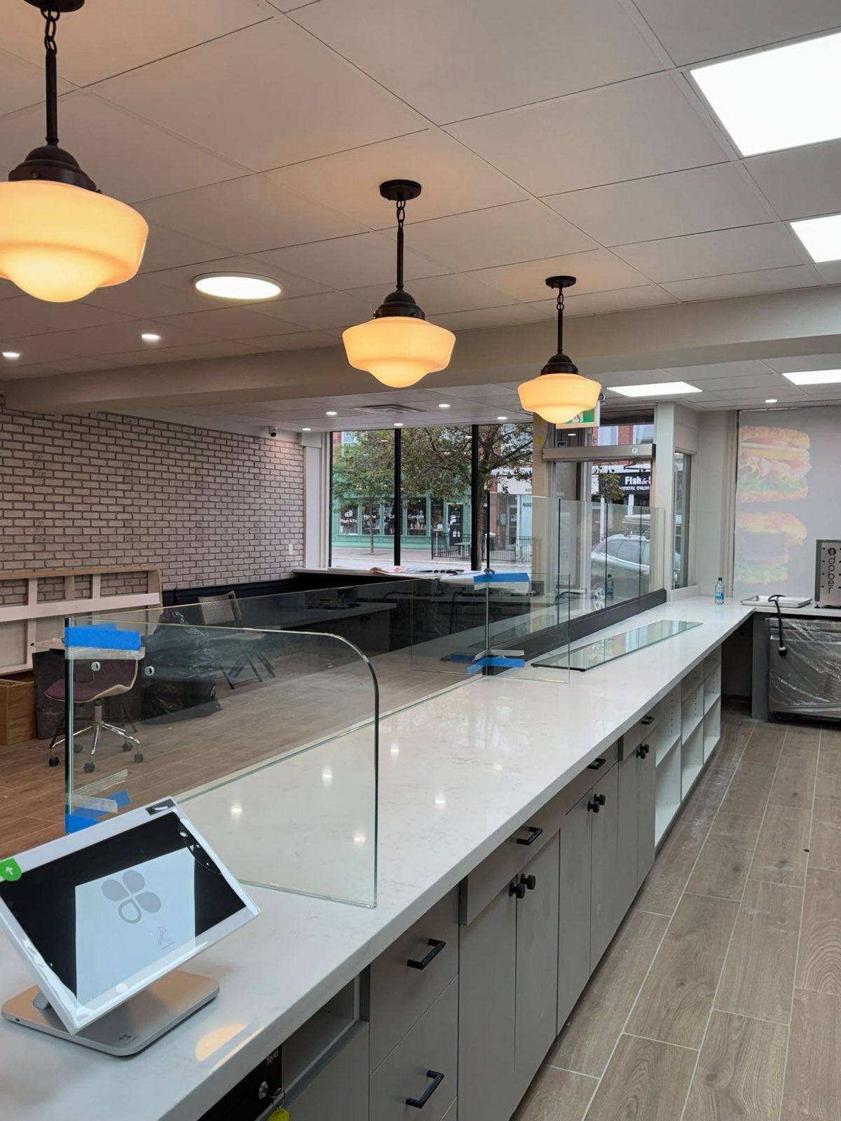 Long service counter with a curved glass guard